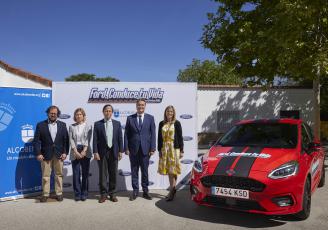Luis Miguel Torres, concejal en funciones de Movilidad y Transporte de Alcobendas; Susana Gómez, subdirectora general de Vehículos de la Dirección General de Tráfico; Ignacio García de Vinuesa, alcalde en funciones de Alcobendas; Jesús Alonso, presidente de Ford España; Cristina del Rey, directora de Comunicación de Ford España 